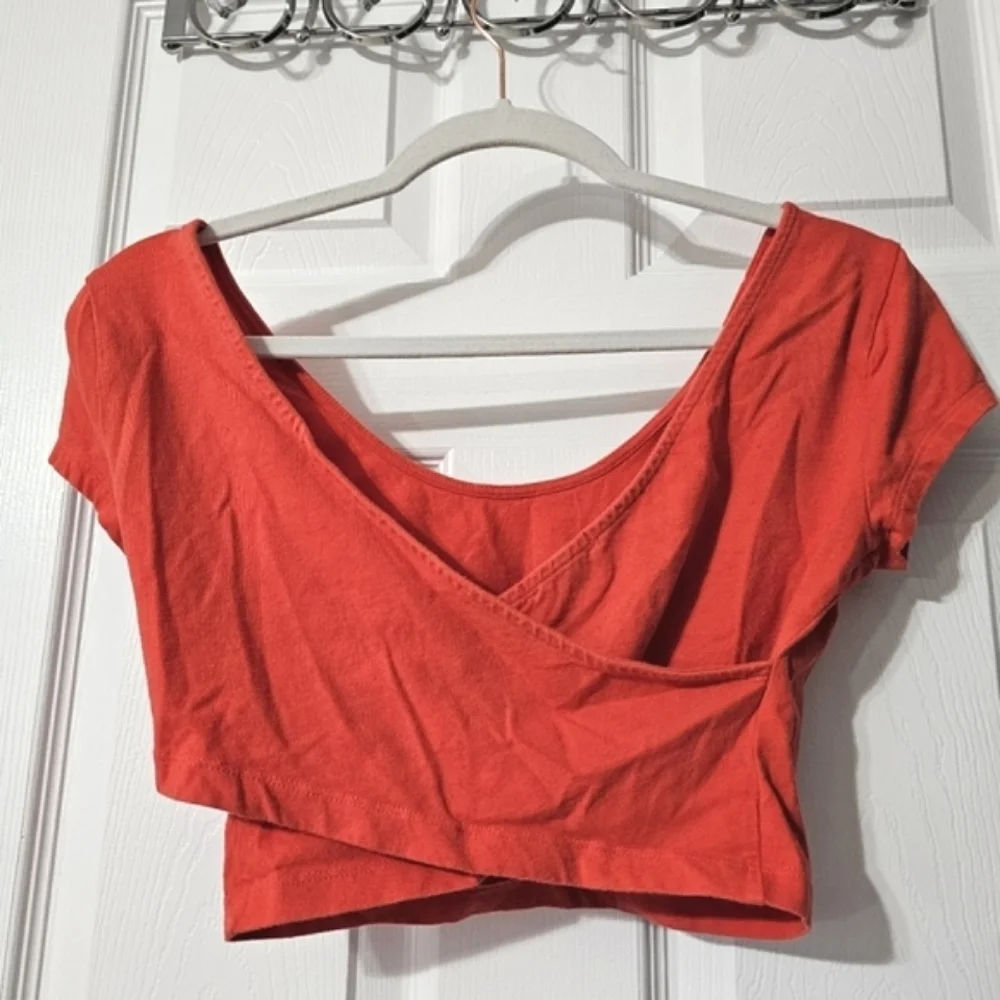 Charlotte Russe Tee Shirt Crop Top - Size M - Picture 4 of 10